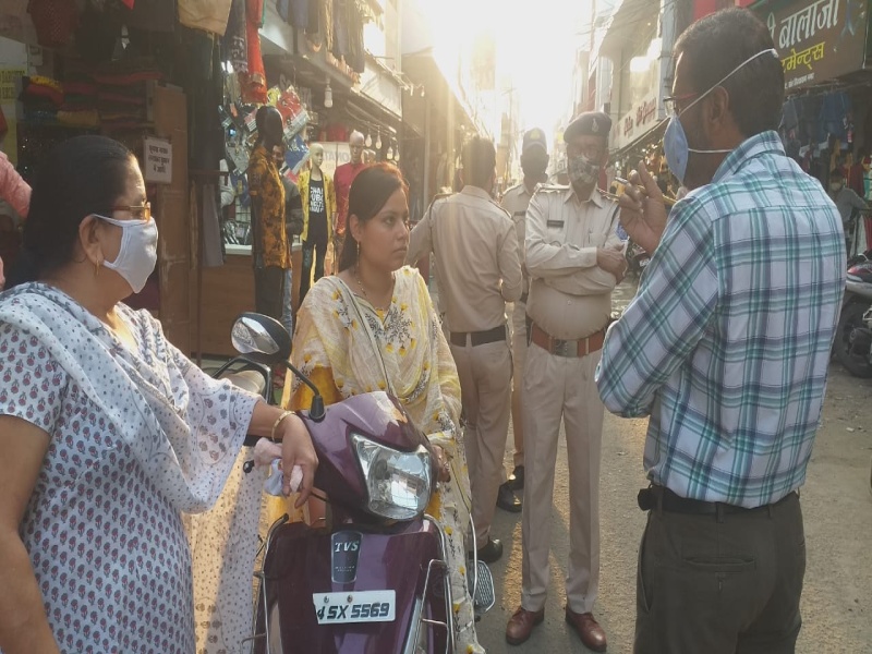 Bhopal news: पुलिस ने वाहन रोककर महिलाओं के भी चालान बनाए, मास्क पहनने की दी हिदायत