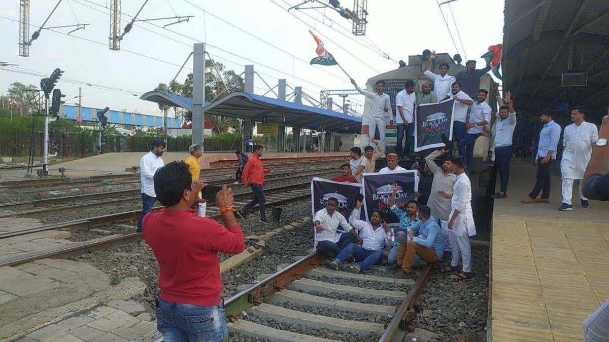 MP News: राहुल गांधी की सदस्यता समाप्त करने को लेकर कांग्रेस ने किया प्रदेशभर में प्रदर्शन, भोपाल में रोकी ट्रेन