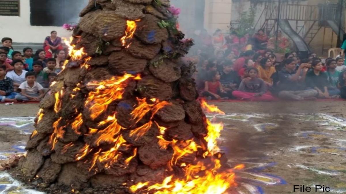 Holi 2024: भोपाल में गोकाष्ठ व कंडों से होलिका दहन कर दिया पर्यावरण बचाने का संदेश