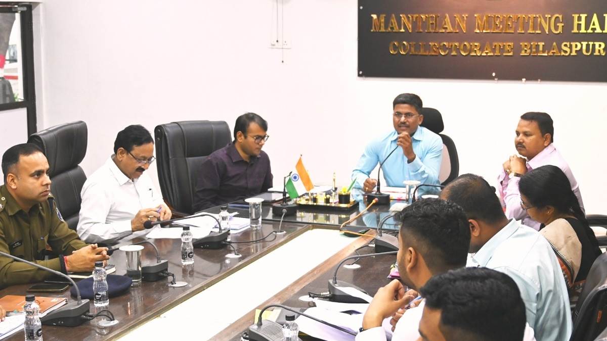 तय समय सीमा पर करें राजस्व प्रकरणों का निराकरण, लापरवाही बरती तो खैर नहीं: कलेक्टर बिलासपुर