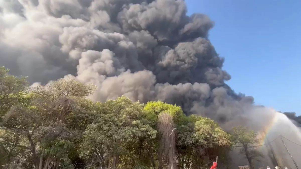 Delhi Fire News: अलीपुर में इलेक्ट्रॉनिक्स सामान के गोदाम में लगी आग, 30 दमकल की गाड़ियां मौके पर मौजूद