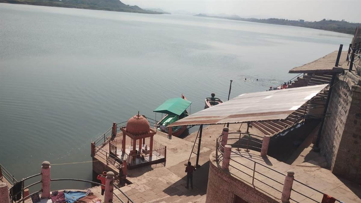 Dhar News: तेजी से घट रहा नर्मदा नदी का जलस्तर, मई-जून माह में आ सकती है समस्या
