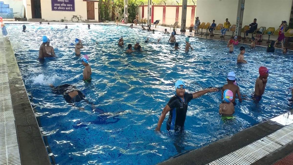 Bilaspur News: खुल गया रेलवे का स्वीमिंग पूल, रहिए कूल-कूल...
