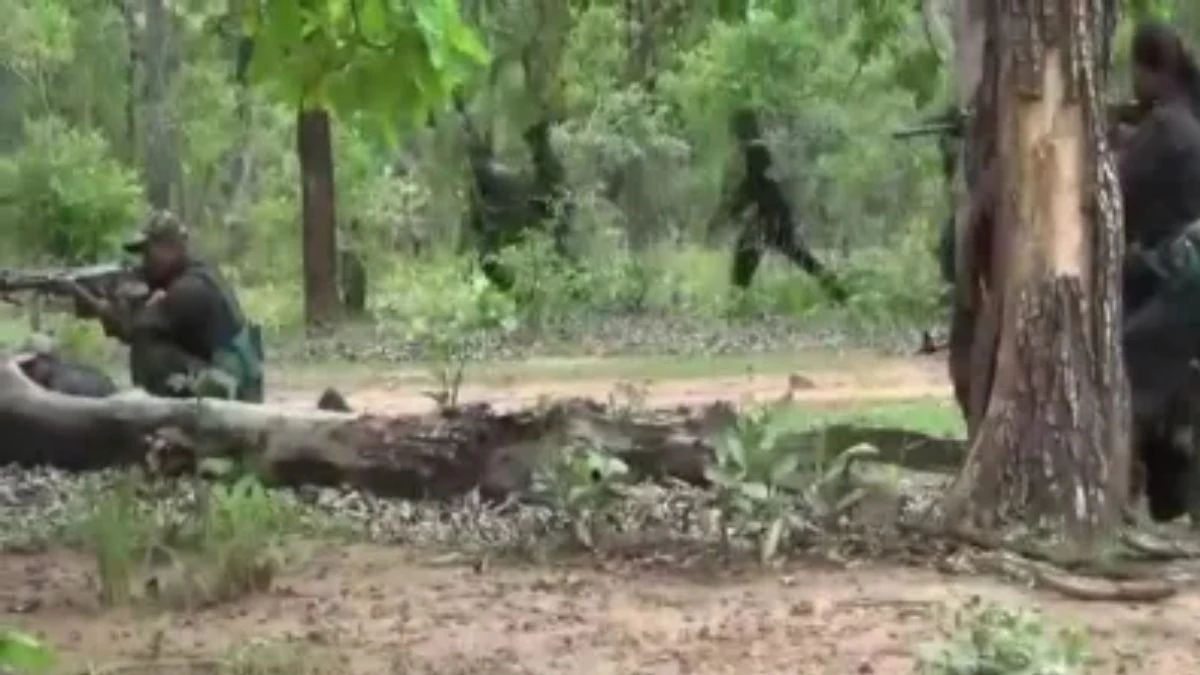 CG Naxal Encounter: दंतेवाड़ा-बीजापुर बॉर्डर 500 जवानों ने कई बड़े नक्सली कमांडरों को घेरा, अब तक 3 ढेर