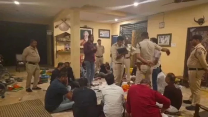 IAS फार्म हाउस जुआ कांड : आरोपित जगदीश कुबड़ा से पूछताछ के बाद चार पुलिसकर्मियों पर गिरी गाज, किए गए लाइन अटैच