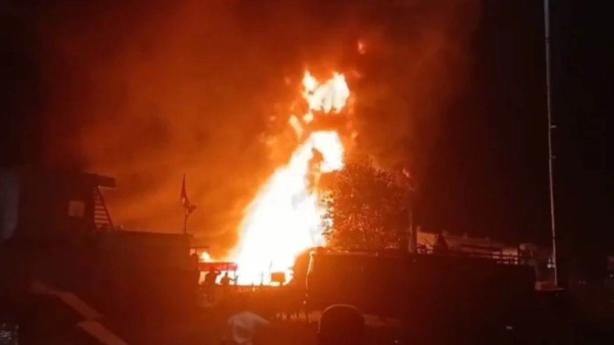 बाइक की चिंगारी ने मचाई तबाही, टू-व्हीलर रिपेयरिंग की दुकान जलकर खाक, लाखों का नुकसान