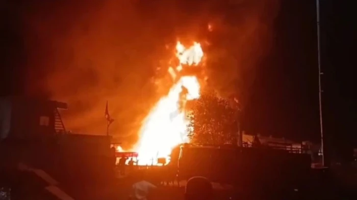 बाइक की चिंगारी ने मचाई तबाही, टू-व्हीलर रिपेयरिंग की दुकान जलकर खाक, लाखों का नुकसान