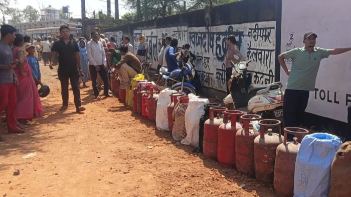 कटनी में LPG गैस सिलिंडर लेने के लिए सुबह 4 बजे से लाइन में लगीं महिलाएं, चूल्हे पर खाना बनाने को मजबूर
