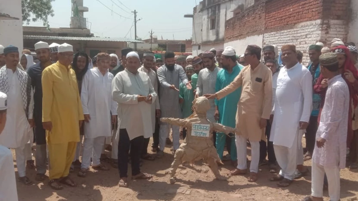 MP News: Muslims burnt effigies outside mosques after Jumme prayers, slogans of Murdabad