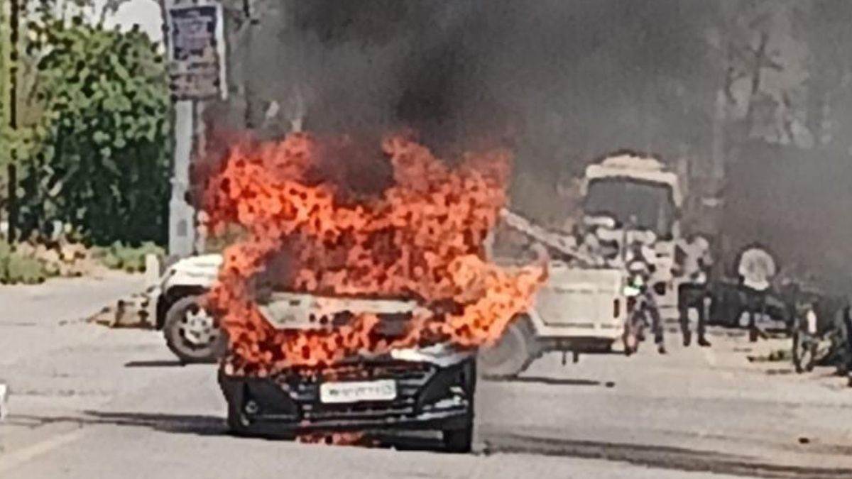 भिंड में सीएनजी कार में लगी आग, जलकर खाक; ड्राइवर ने कूदकर बचाई जान