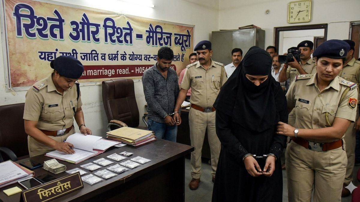 इंदौर पुलिस की बड़ी कार्रवाई... मैरिज ब्यूरो की आड़ में ड्रग्स बेच रही महिला तस्कर गिरफ्तार