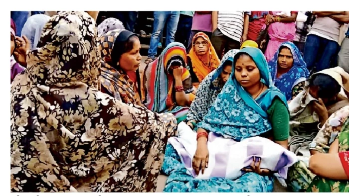 परिजन का आरोप इंजेक्शन लगाने से बच्चे की मौत, अस्पताल के बाहर शव लेकर बैठी रही मां