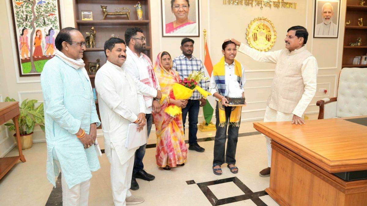CM मोहन यादव ने MP बोर्ड 10th टॉपर प्रतिभा सोलंकी को दिया 1 लाख रुपये का इनाम, 500 में से 499 अंक लाकर रचा था इतिहास