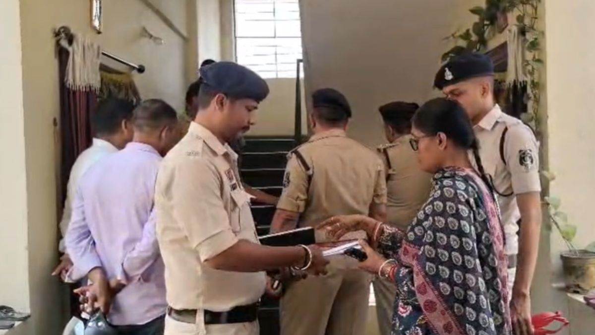 छत्तीसगढ़ में खौफनाक वारदात: STF कांस्टेबल के घर में घुसकर पत्नी-बेटे की दर्दनाक हत्या, दो बच्चियों की हालत गंभीर