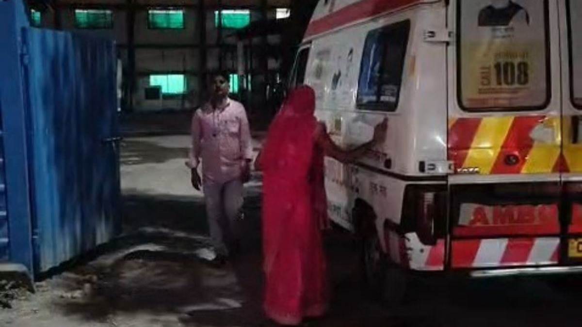 पति अस्पताल में दर्द से तड़पता रहा, बाहर पत्नी से एम्बुलेंस साफ कराते रहे कर्मचारी, कटनी में इंसानियत शर्मसार