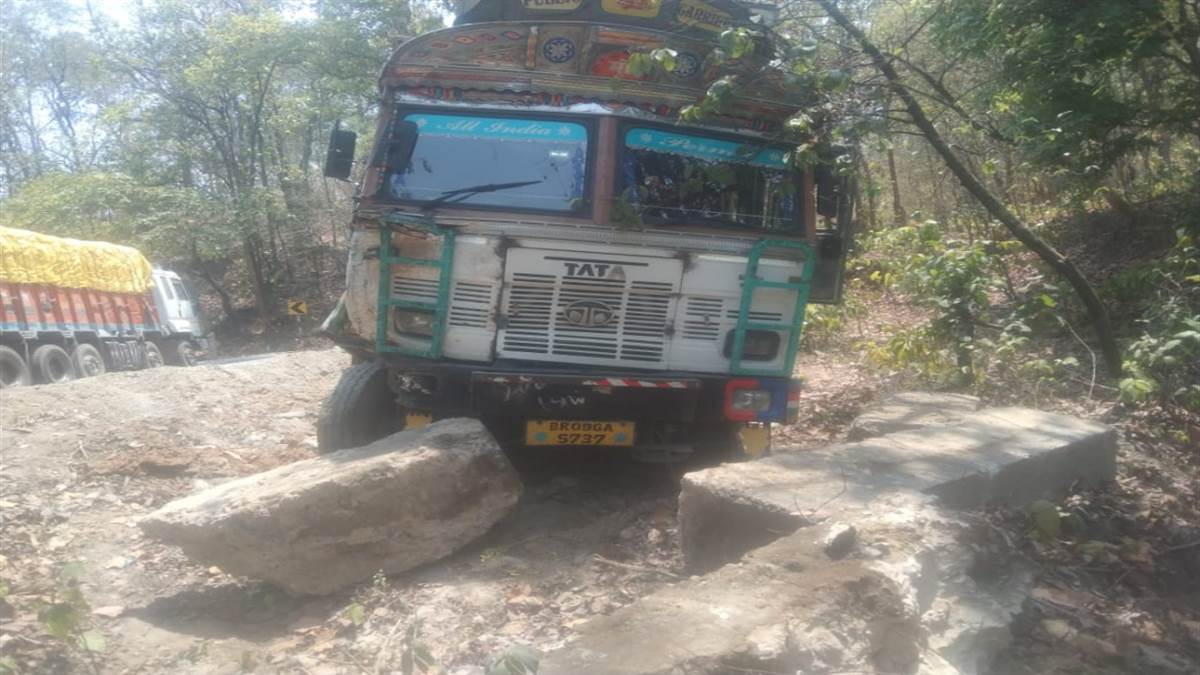 Ambikapur News :  दो ट्रक में टक्कर के बाद राष्ट्रीय राजमार्ग पर 15 घण्टे जाम