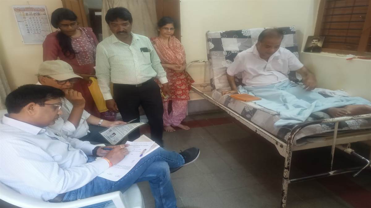 CM Jan Seva Abhiyan: जन सेवा अभियान के तहत घर जाकर बनाए जा रहे दिव्यांगता प्रमाण-पत्र