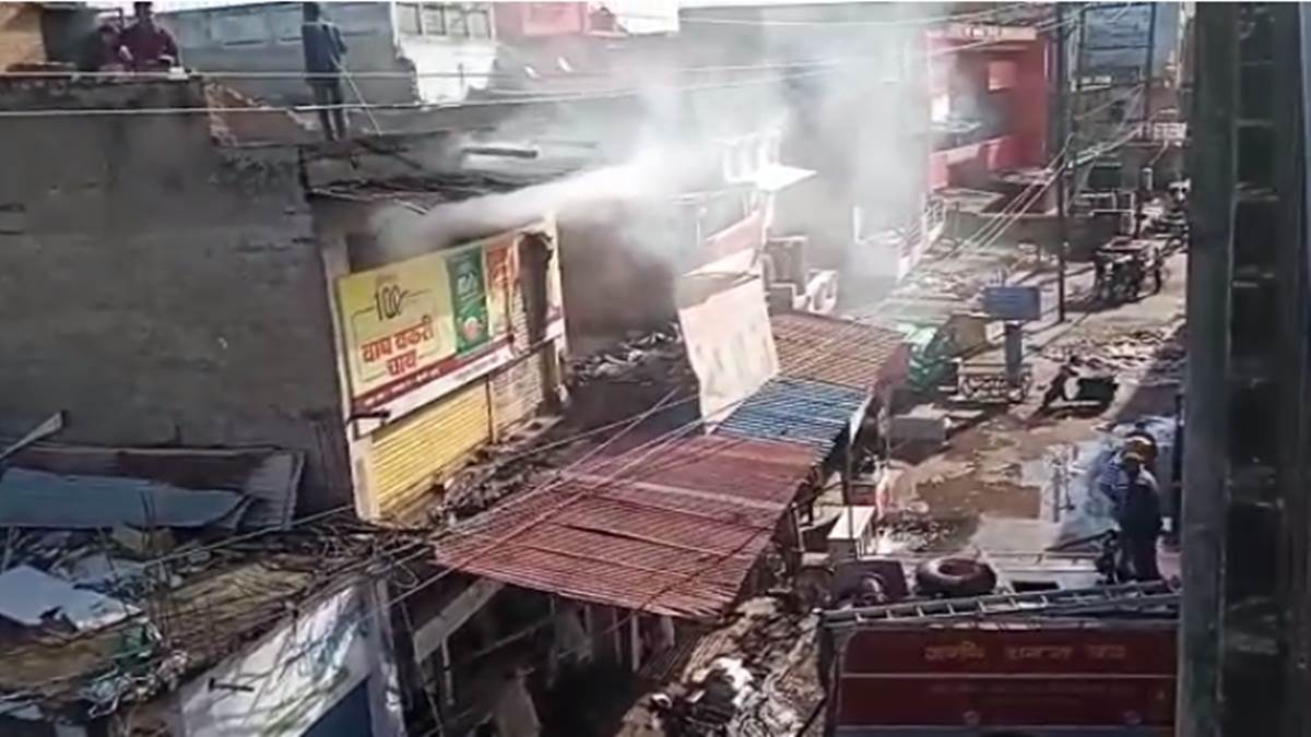 Gwalior fire News: किराना स्टोर की दुकान के ऊपर गोदाम में लगी भीषण आग