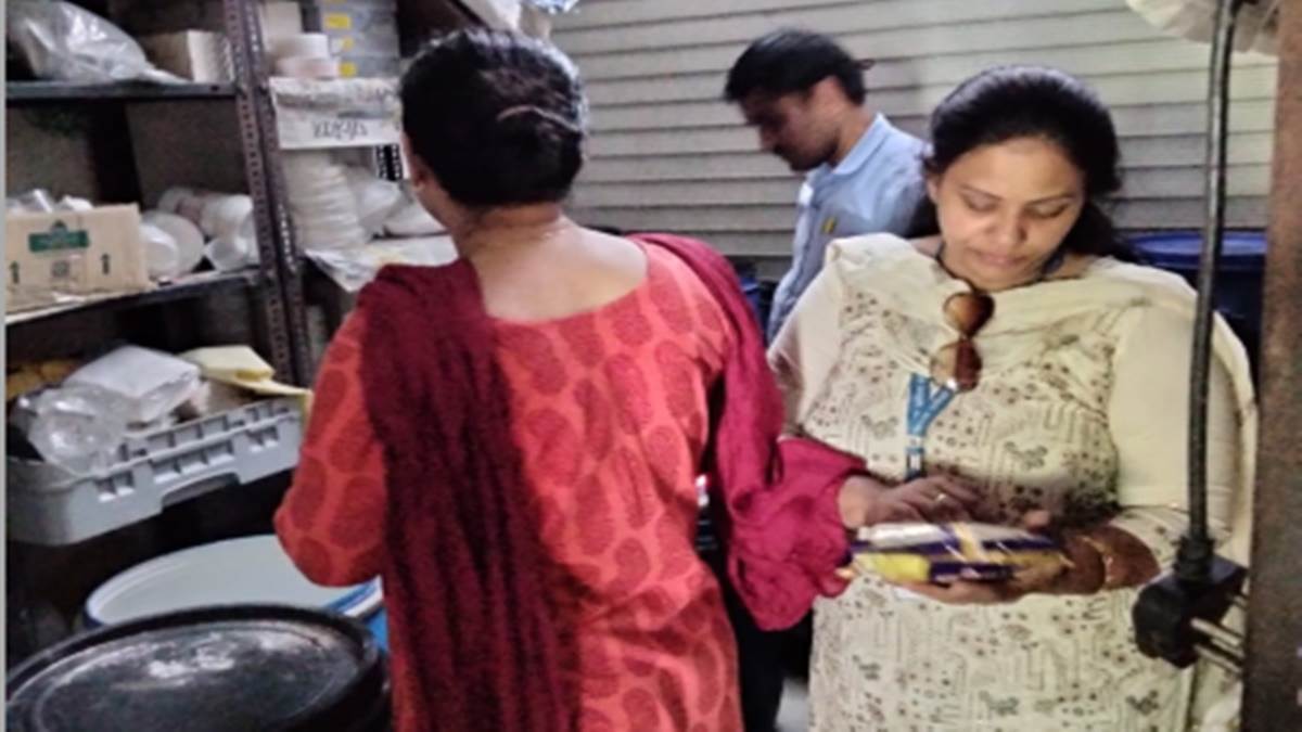 Indore News: किचन में घूम रहे थे काकरोच, वहीं बनाकर ग्राहकों को परोस रहे थे खाना