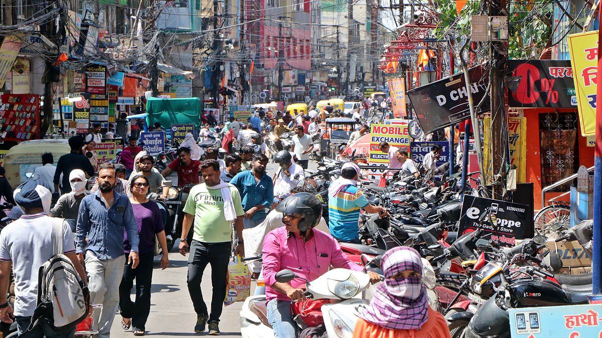 Footpath Campaign Indore: फुटपाथ तक रख रहे सामान, सड़क खड़े कर रहे वाहन