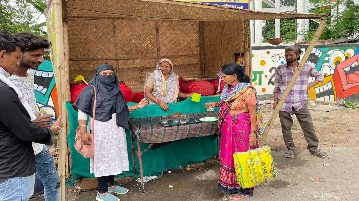 Bhopal News: पुराने शहर में है अनोखा प्याऊ, जहां राहगीरों को शीतल   जल के साथ मिलते हैं बिस्किट और बताशे