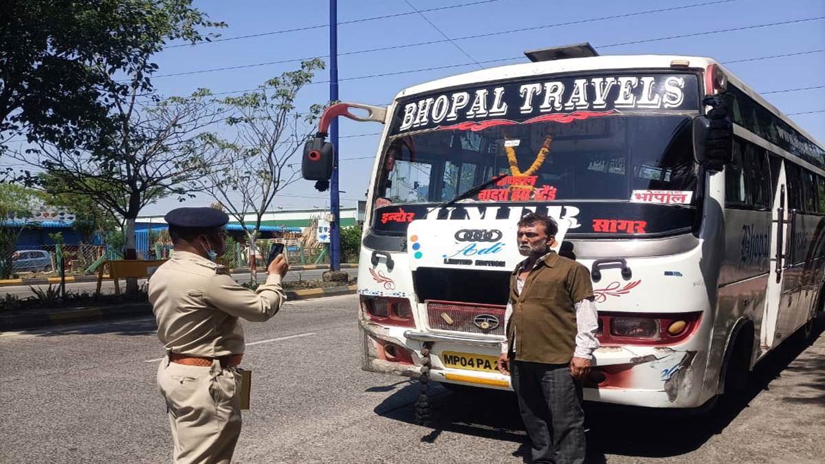 RTO Indore: बिना परमिट के सवारी बैठाकर किया जा रहा था परिवहन, आरटीओ ने जब्त की बस