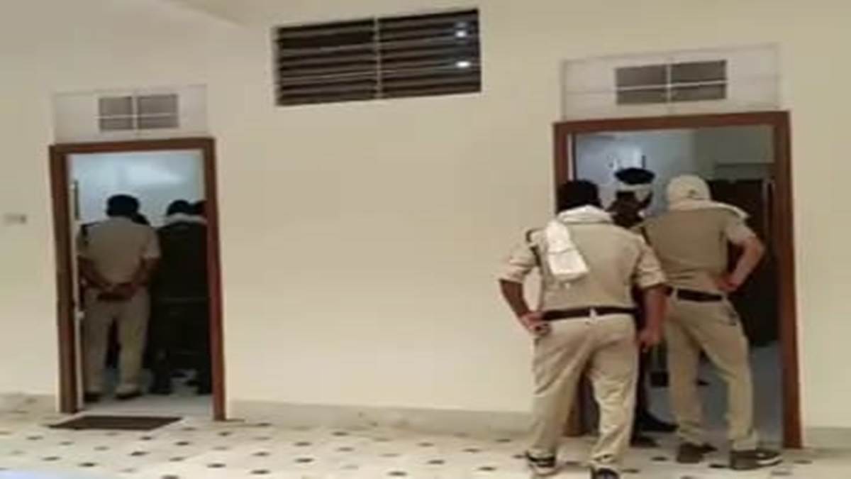Satna Crime : सेक्स रैकेट पकड़ने के लिए ग्राहक बनकर पहुंचा, पुलिस ने दी दबिश