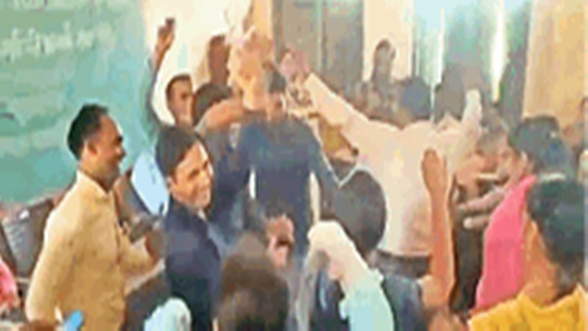 Gwalior News: ट्रेनिंग के दौरान शिक्षकों के अभद्र डांस का वीडियो हुआ वायरल, कमिश्‍नर ने किया निलंबित