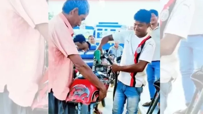 कमाल का 'बिहारी जुगाड़'... डिब्बे में पेट्रोल देने से मना किया, तो बाइक की टंकी ही उखाड़कर पंप पहुंच गया युवक