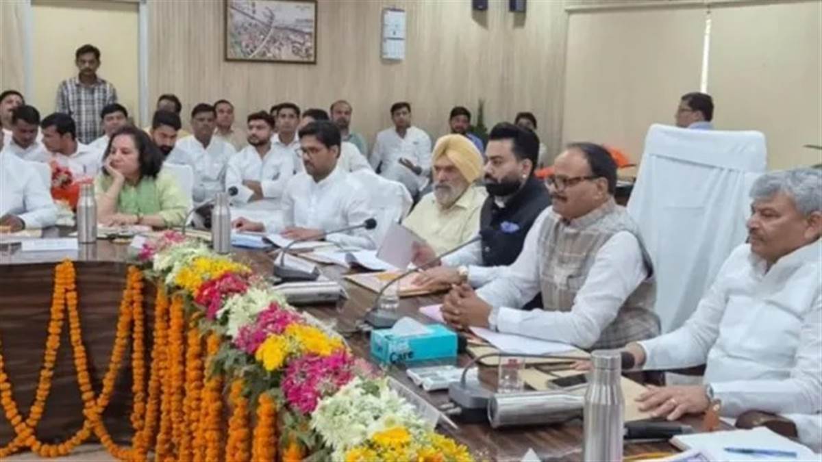 ढोलक कैसे बनती है? उपायुक्त नहीं दे पाए जवाब तो डिप्टी सीएम ने कहा- कारखाने जाकर सीखिए