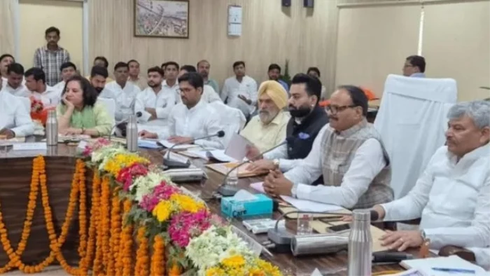 ढोलक कैसे बनती है? उपायुक्त नहीं दे पाए जवाब तो डिप्टी सीएम ने कहा- कारखाने जाकर सीखिए