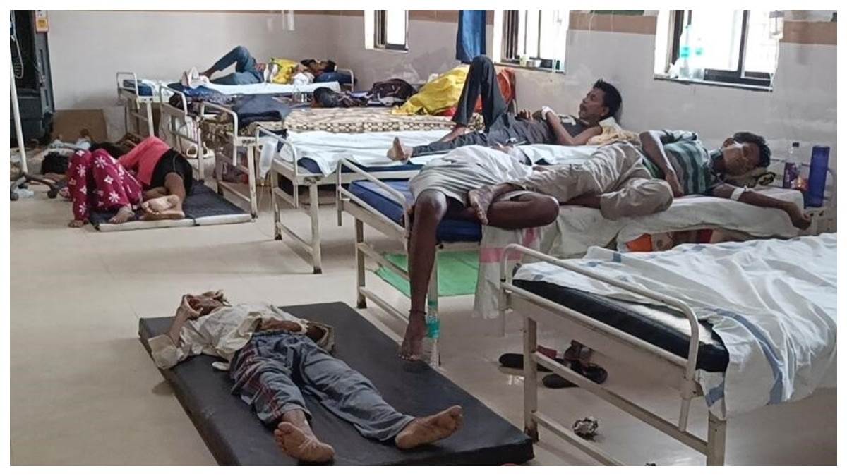 जिला अस्पताल में ‘कलेक्टर स्ट्राइक’, फर्श पर मरीज, नींद में कर्मचारी, तीन कर्मियों की सेवा समाप्त