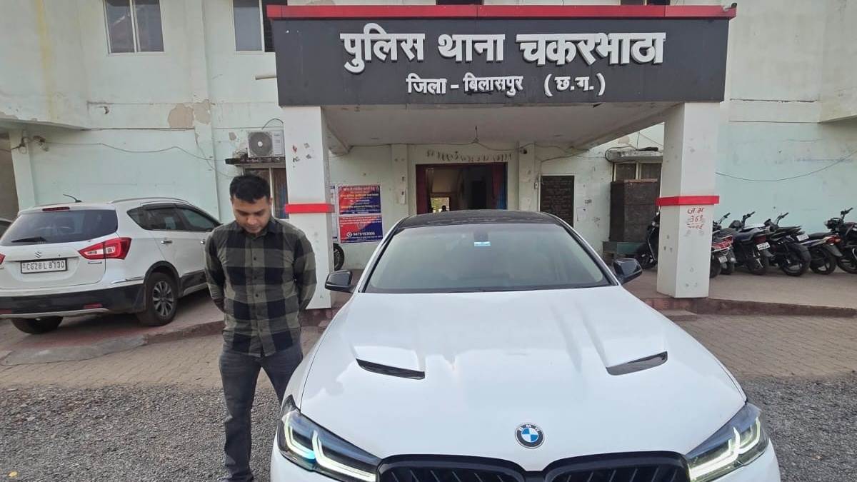 गर्लफ्रेंड को कार में बिठाकर सनरूफ में डांस, आरोपित पकड़ा गया