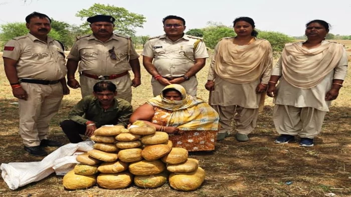 ओड़िशा से स्कूटी में गांजा लाकर सरगुजा में खपा रहा था दंपती; साढ़े चार लाख के माल के साथ गिरफ्तार