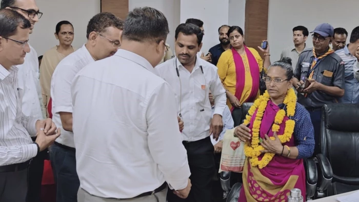 इंदौर में बुजुर्गों का सहारा बनी विशेष जनसुनवाई, बेटों ने मां को लौटाया हक, देवरानी के कब्जे से भी छुड़ाया मकान