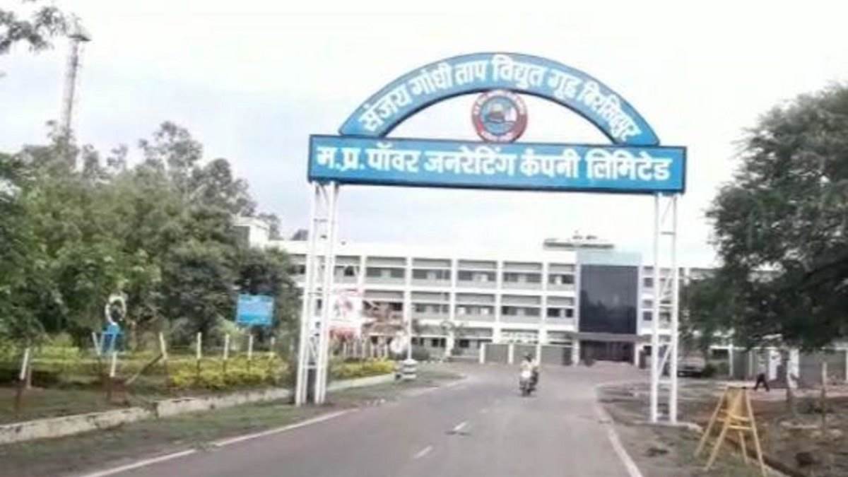 उमरिया में गांधी ताप विद्युत केंद्र में बड़ी लापरवाही, हाईमास्ट लगाते समय...