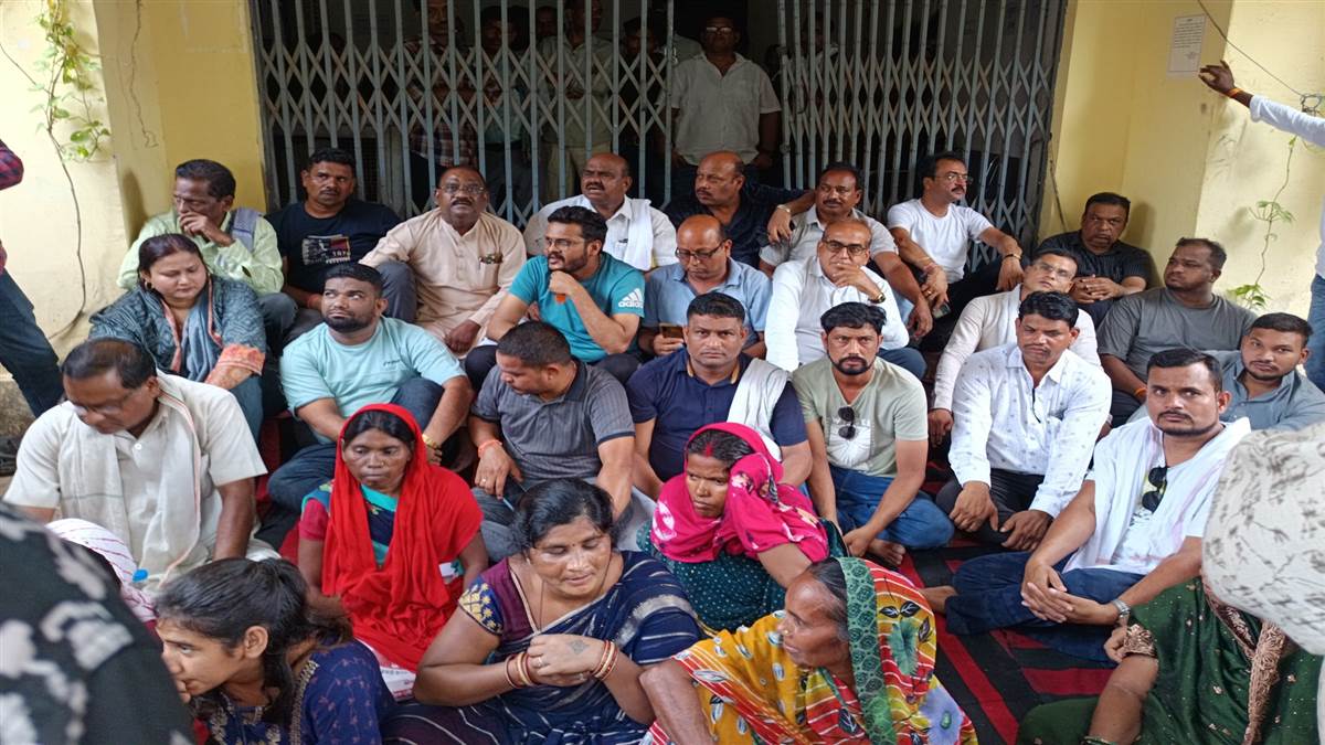 Janjgir-champa News : पेयजल, साफ सफाई, बिजली,  पानी निकासी को लेकर धरने पर बैठे विधायक