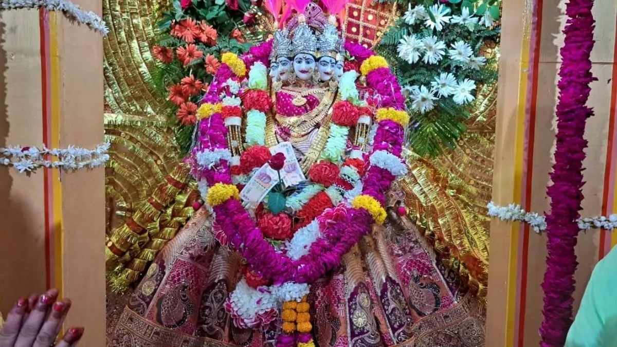 Ambubachi Festival 2025: तीन दिन बाद खुले मां कामाख्या मंदिर के कपाट, फिरोजाबाद में उमड़ा भक्तों का सैलाब