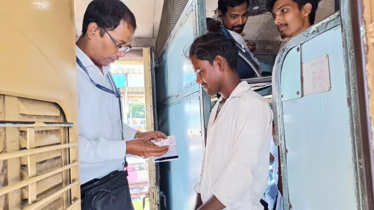 CG News: बिना टिकट रेल में सफर पड़ सकता है महंगा, यहां 20 दिन में ही कर ली एक करोड़ से ज्यादा की वसूली