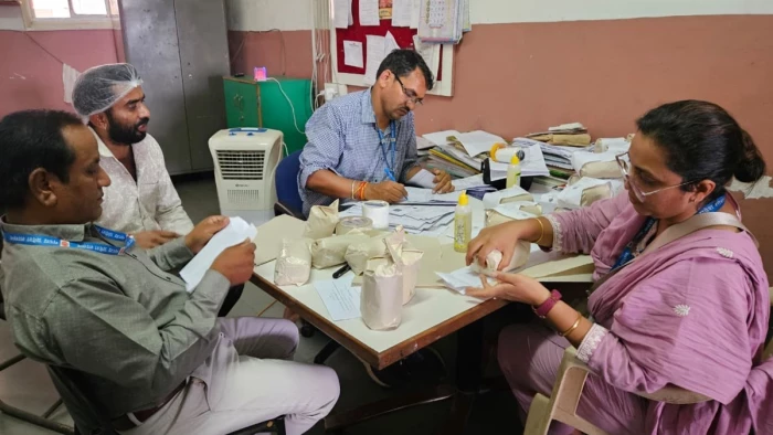 इंदौर में बच्चों की सेहत से खिलवाड़, गुरु हरिकिशन पब्लिक स्कूल का किचन सील; टैंकर के पानी से बना रहे थे खाना
