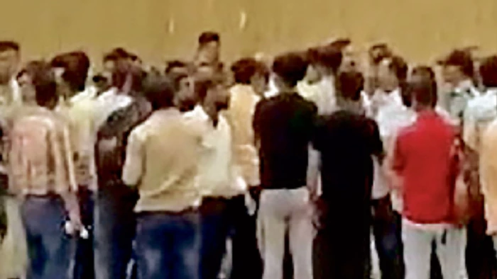 Jiwaji University: एडमिशन के पहले दिन अटल सभागार में चले लात-घूंसे; विवाद के बाद काउंसलिंग बंद, अब विभागों में होंगे प्रवेश