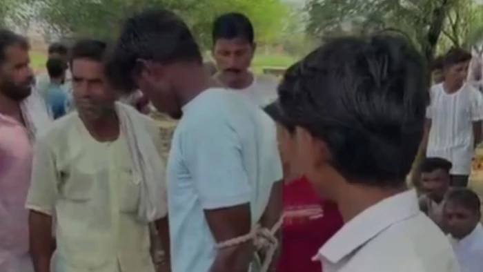 राजगढ़ में चोरी करने पर युवक को ट्रैक्टर से बांधकर पीटा, फिर गर्म तार से पैर दागे, 4 पर FIR दर्ज