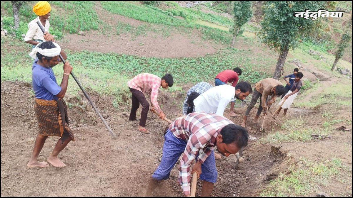 जिम्मेदारों ने जब नहीं सुनी फरियाद तो ग्रामीणों ने खुद उठाई कुदाली और फावड़ा, बना डाली एक किलोमीटर लंबी सड़क