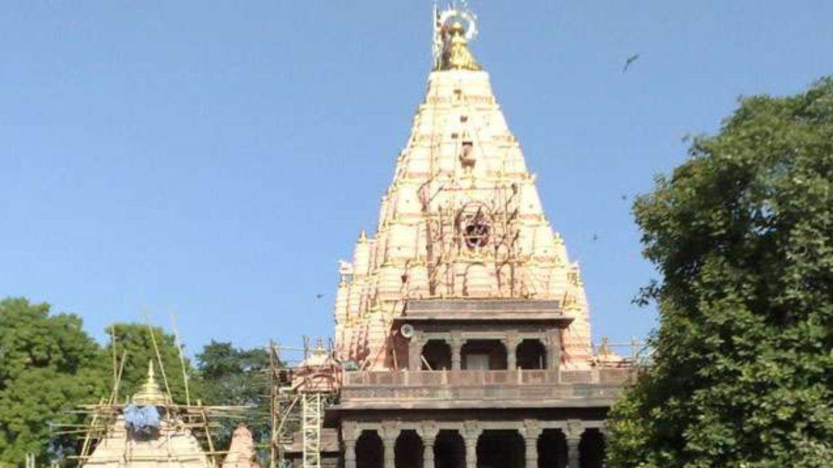 महाकालेश्वर मंदिर में दर्शन करने आए श्रद्धालू के गले से सोने की चेन गायब, सीसीवीटी खंगाल रही पुलिस