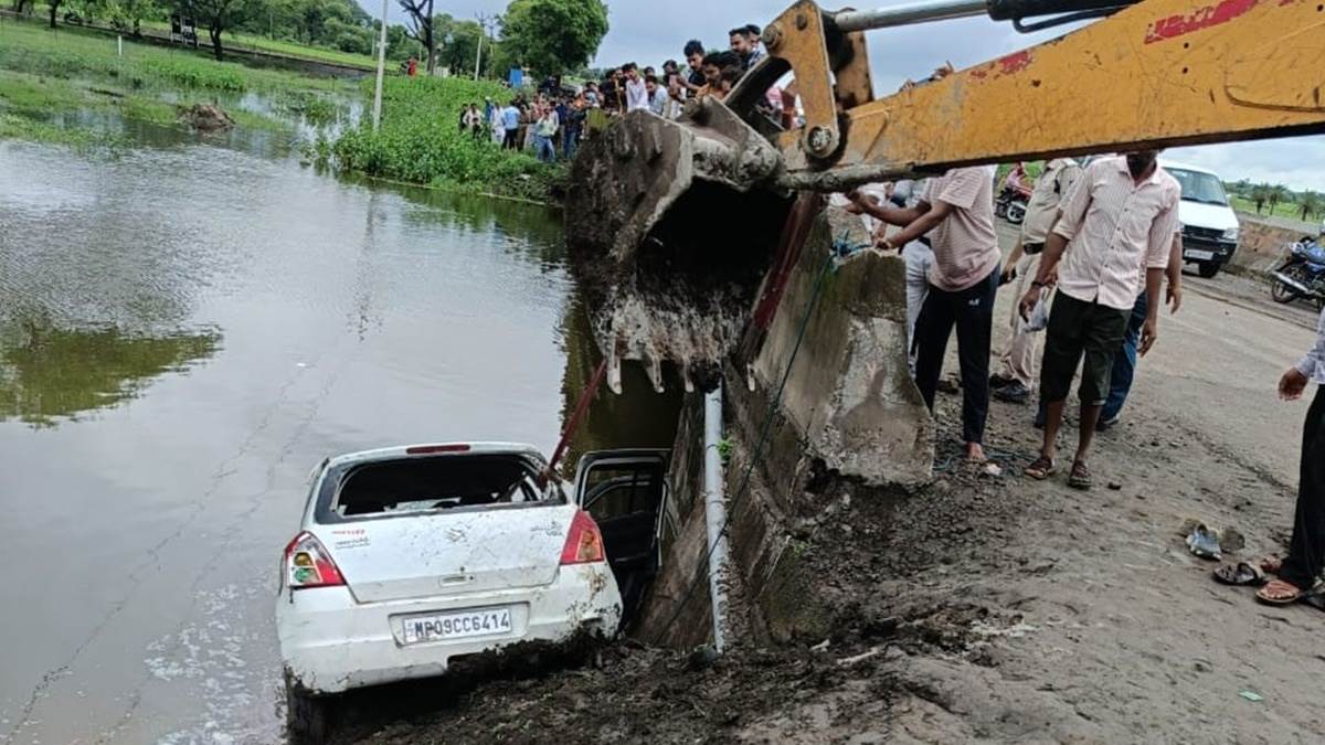 राजगढ़ में कार तालाब में गिरने से 5 की मौत, देखते ही देखते पानी में समा गई कार