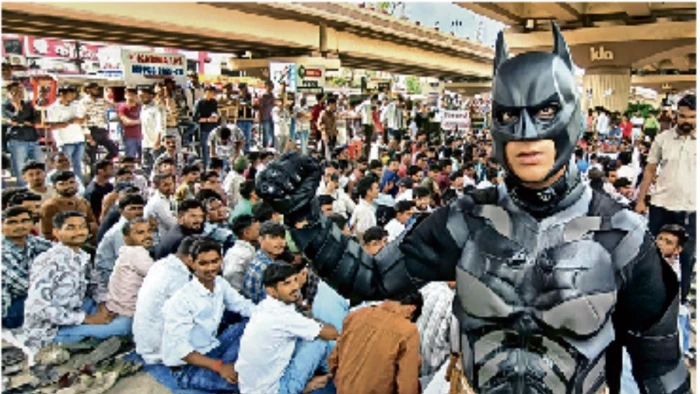 इंदौर में नीट पेपर लीक के विरोध में छात्रों के धरना प्रदर्शन में अभिभावक भी जुड़े, वकीलों ने दिया समर्थन