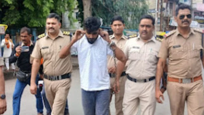 जबलपुर में भाजपा नेत्री के घर पर बम फेंकने वाले को कान पकड़वाकर ले गई पुलिस