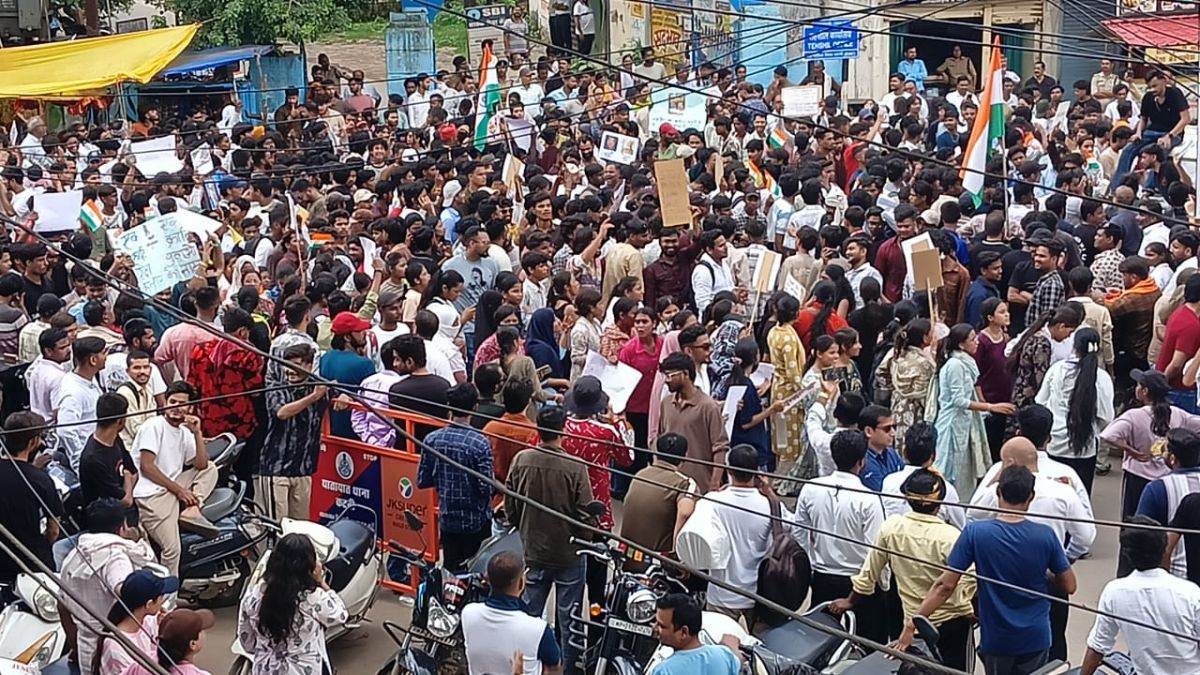NEET Paper Leak : कटनी में युवा सड़कों पर उतरे, शिक्षा मंत्री से इस्तीफे की मांग