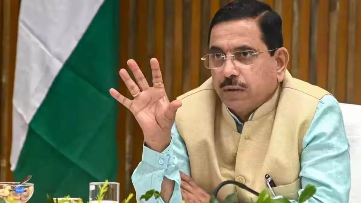 प्रह्लाद जोशी बने देश के नए शिक्षा मंत्री, धर्मेंद्र प्रधान के इस्तीफे के बाद मिली जिम्मेदारी; संभालेंगे मंत्रालय का अतिरिक्त प्रभार
