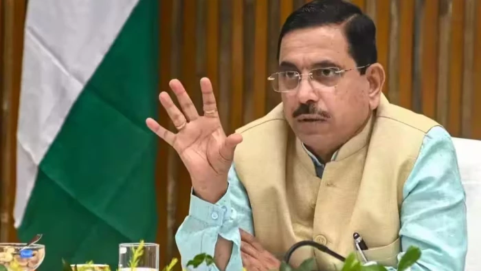 प्रह्लाद जोशी बने देश के नए शिक्षा मंत्री, धर्मेंद्र प्रधान के इस्तीफे के बाद मिली जिम्मेदारी; संभालेंगे मंत्रालय का अतिरिक्त प्रभार